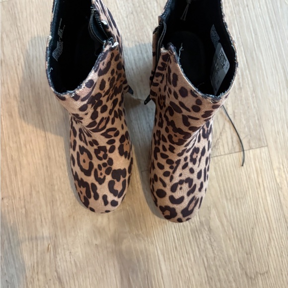 Time and Tru Leopard Print Ankle Boots block heels size 7 new - Picture 10 of 13